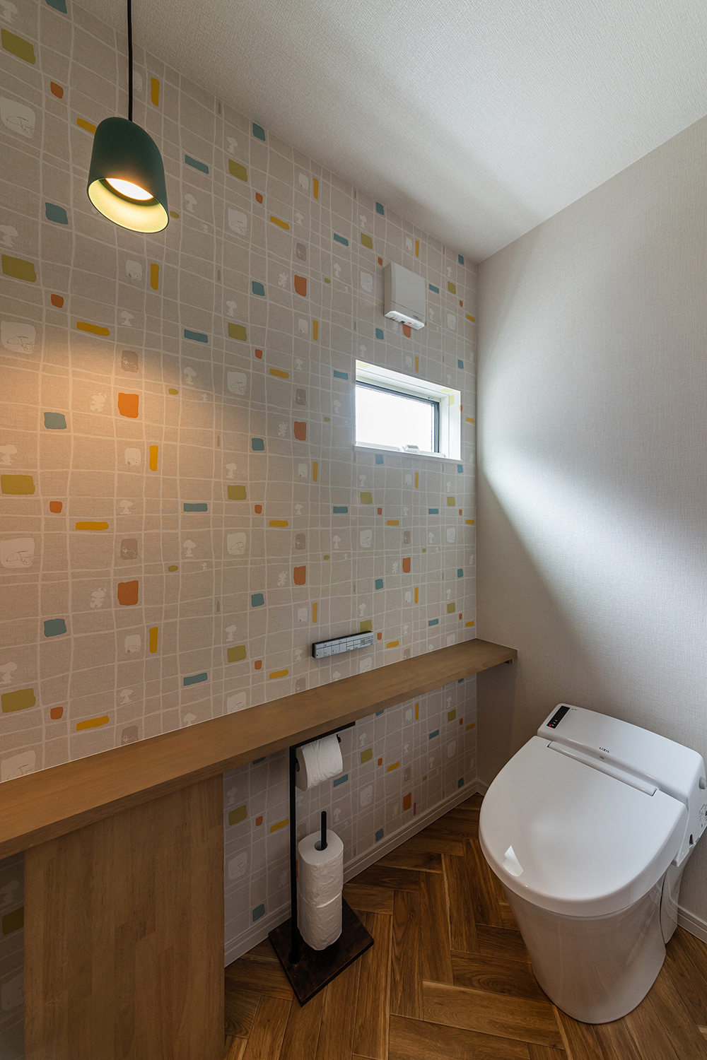 カラフルなクロスと温かみのあるヘリンボーン床が心ときめくトイレ。<br />
暮らしに彩りを添える素敵な空間に仕上がりました。