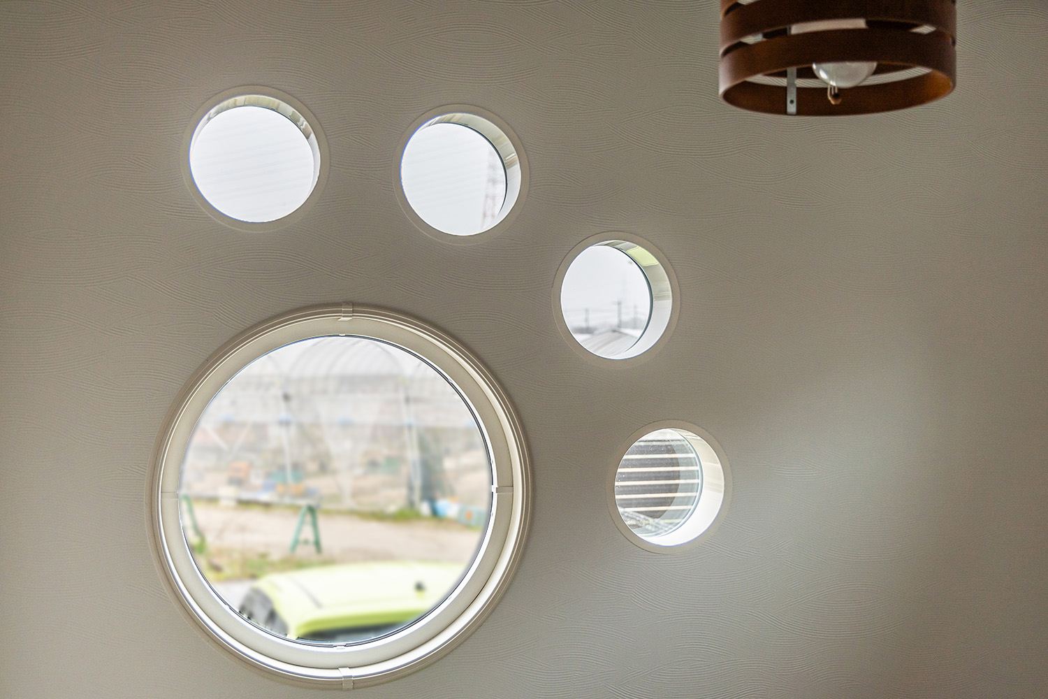 市松張りの琉球畳が洗練された印象を与える和室。<br />
可愛い肉球型の窓を設置し、遊び心をプラスしました。